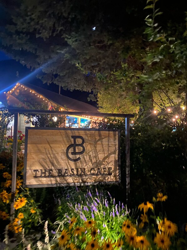 Breakfast, lunch and dinner served - Lake View Lodge (Lee Vining)