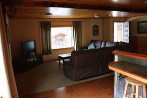 Family House, 3 Bedrooms, 2 Bathrooms | Bed sheets - Lake View Lodge (Lee Vining)
