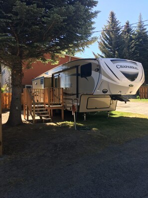 Family Mobile Home, 2 Bedrooms, Kitchen | Bed sheets - Lake View Lodge (Lee Vining)