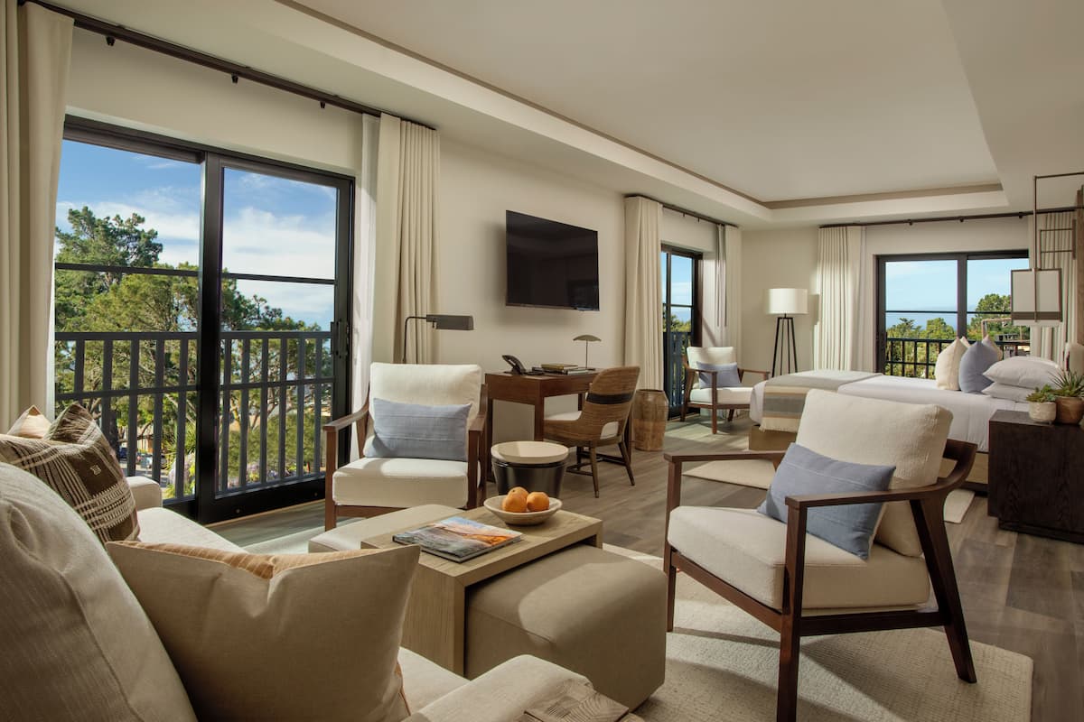 Suite, balcone, vista mare parziale | Area soggiorno | TV a schermo piatto