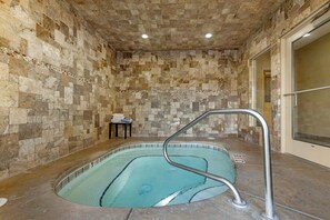 Indoor spa tub - Comfort Inn at Convention Center (St. George)