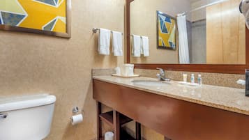 Combined shower/bathtub, free toiletries, hair dryer, towels