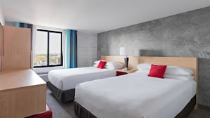 In-room safe, desk, iron/ironing board, WiFi (free) - Red Lion Inn & Suites Brooklyn (Brooklyn)