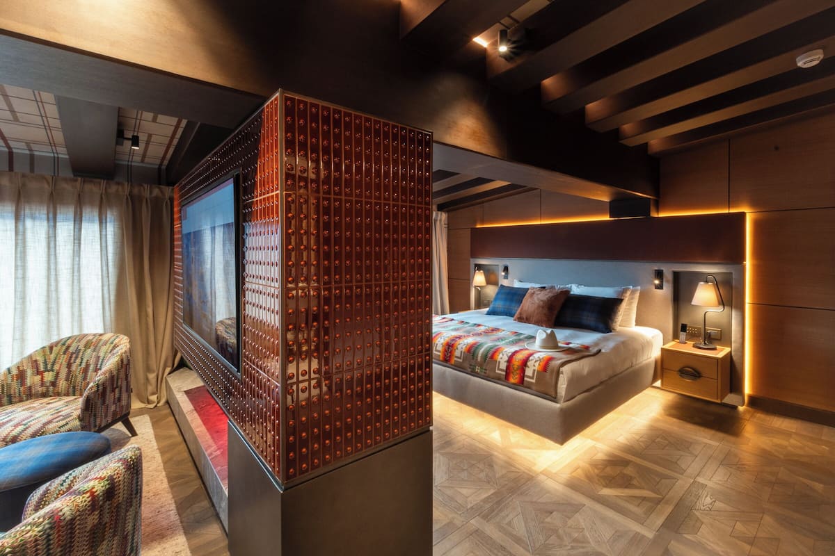 Eight Suite | Donzen dekbedden, een minibar, een kluis op de kamer, een bureau
