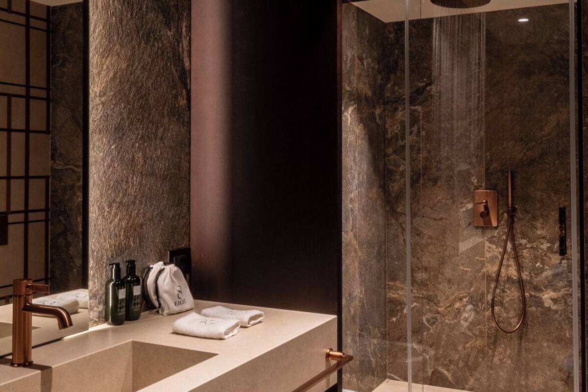 suite | bathroom | shower, free toiletries, hair dryer, towels