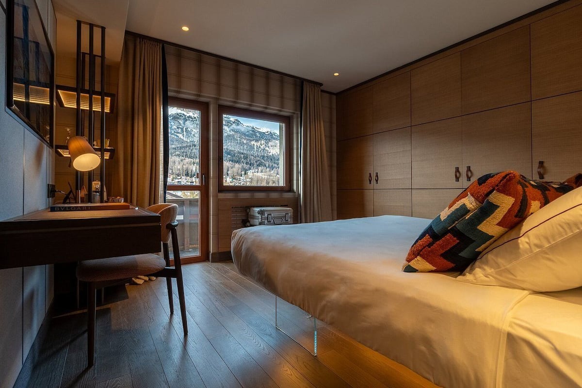 Cubrecamas, minibar, caja de seguridad en la habitación y escritorio