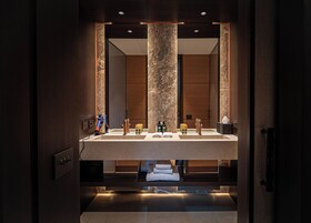 Eight Suite | Banheiro | Chuveiro, produtos de toalete grátis, secador de cabelo 