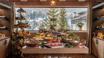 Free daily buffet breakfast