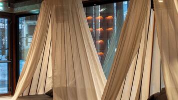 Salas de tratamiento para parejas, sauna y tina de hidromasaje