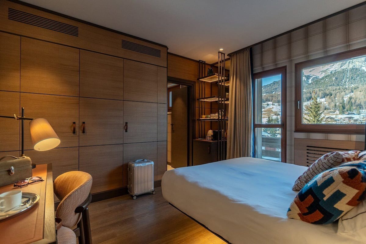Chăn bông, minibar, két bảo mật tại phòng, bàn 