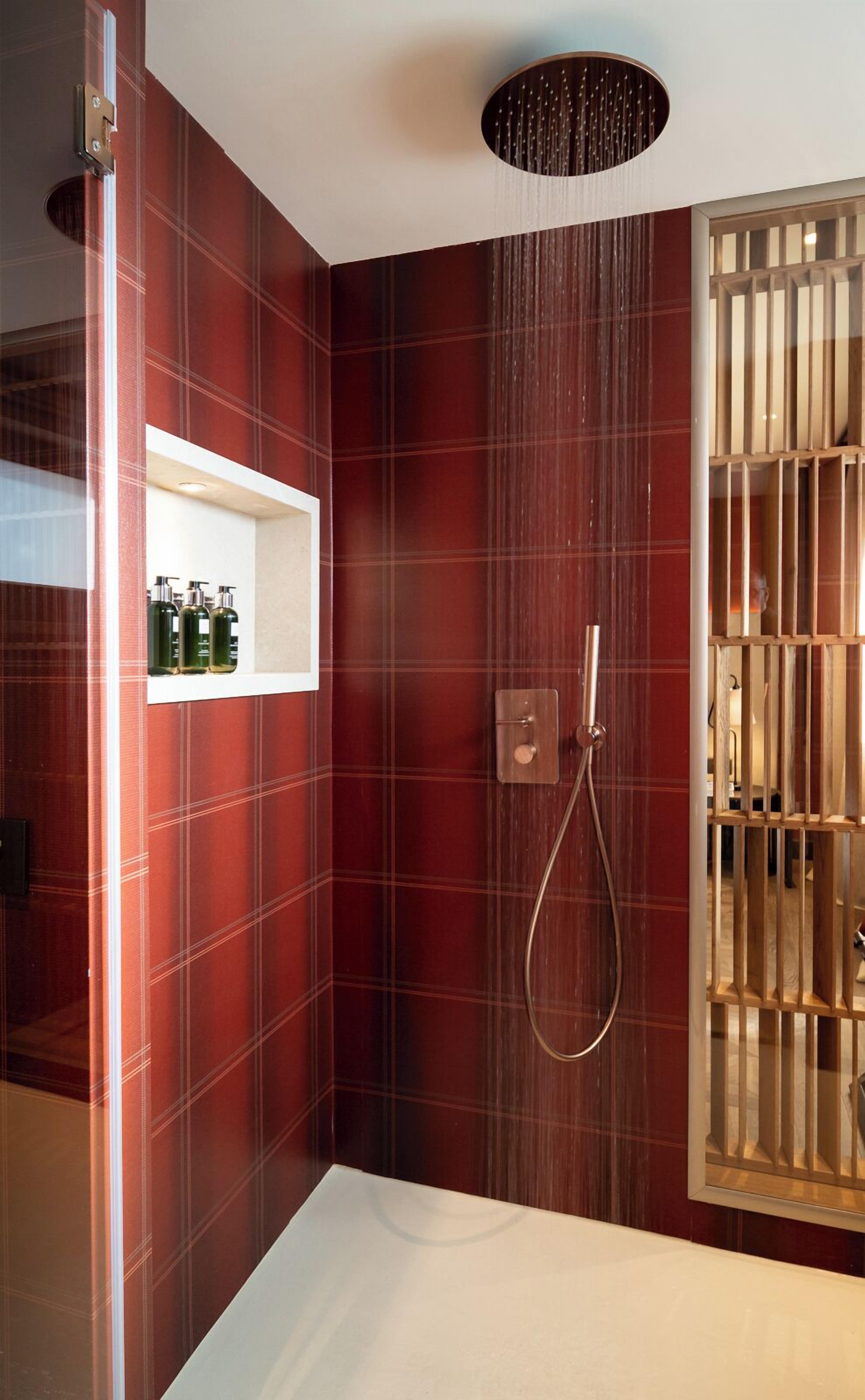 junior suite | bathroom | shower, free toiletries, hair dryer, towels