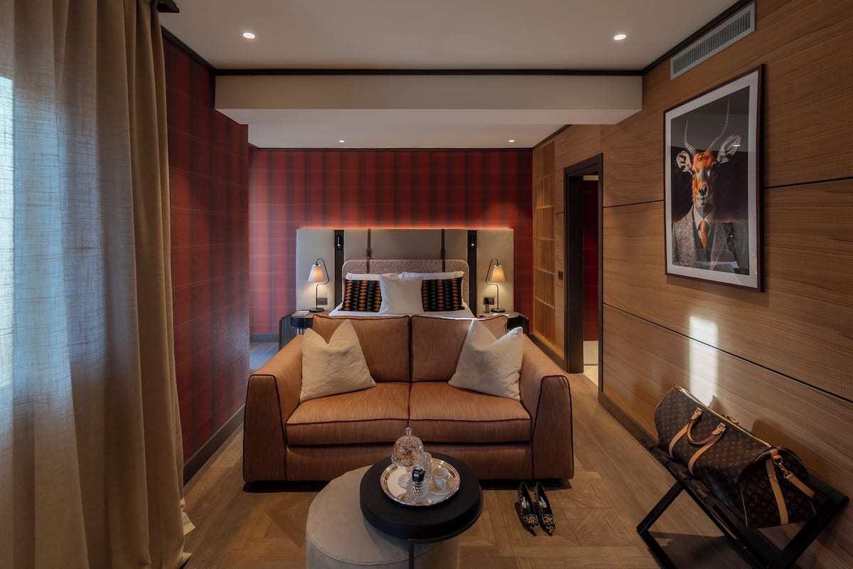 Deluxe kamer | Donzen dekbedden, een minibar, een kluis op de kamer, een bureau