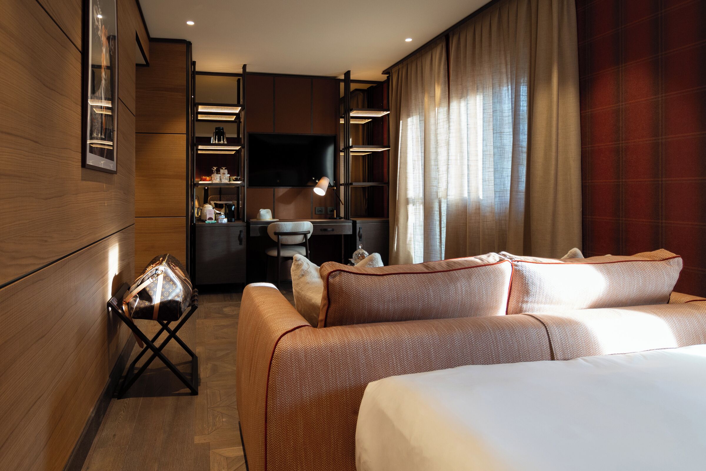 deluxe room | down duvets, minibar, in-room safe, desk