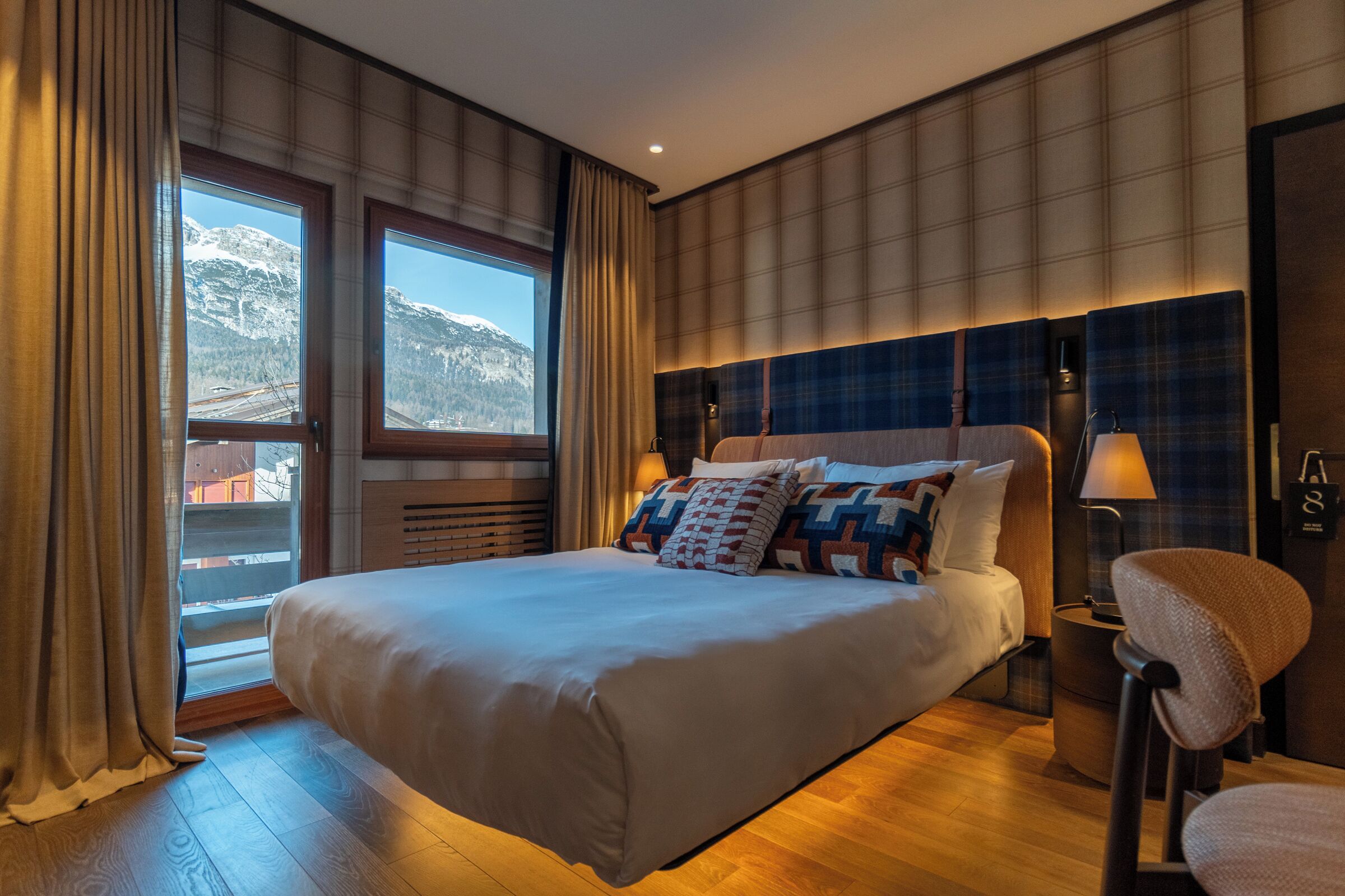 Standardrum | Duntäcken, minibar, värdeförvaringsskåp på rummet och skrivbord