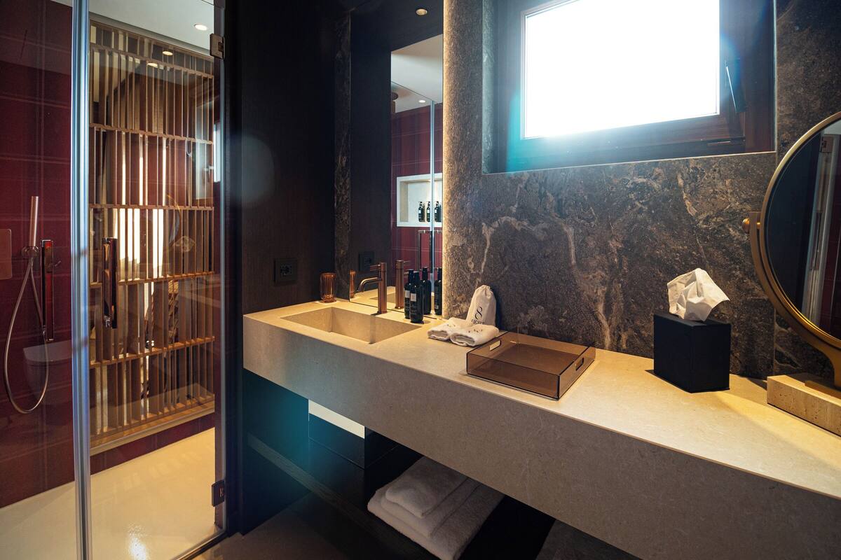 junior suite | bathroom | shower, free toiletries, hair dryer, towels