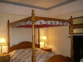 Tabla de planchar con plancha, cunas, ropa de cama