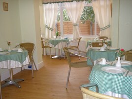 Se ofrece un desayuno inglés todos los días (por un coste adicional)