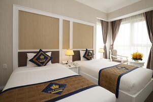 Minibar, caja de seguridad en la habitación y escritorio 