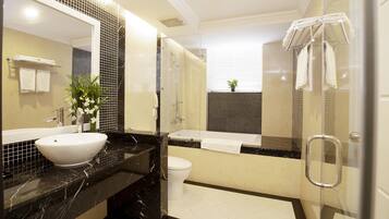 Suite | Bathroom | Free toiletries, hair dryer, slippers, towels