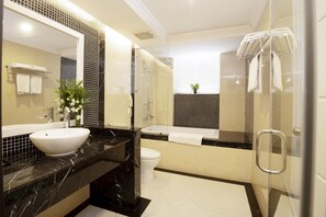 Suite | Badezimmer | Kostenlose Toilettenartikel, Haartrockner, Hausschuhe, Handtücher