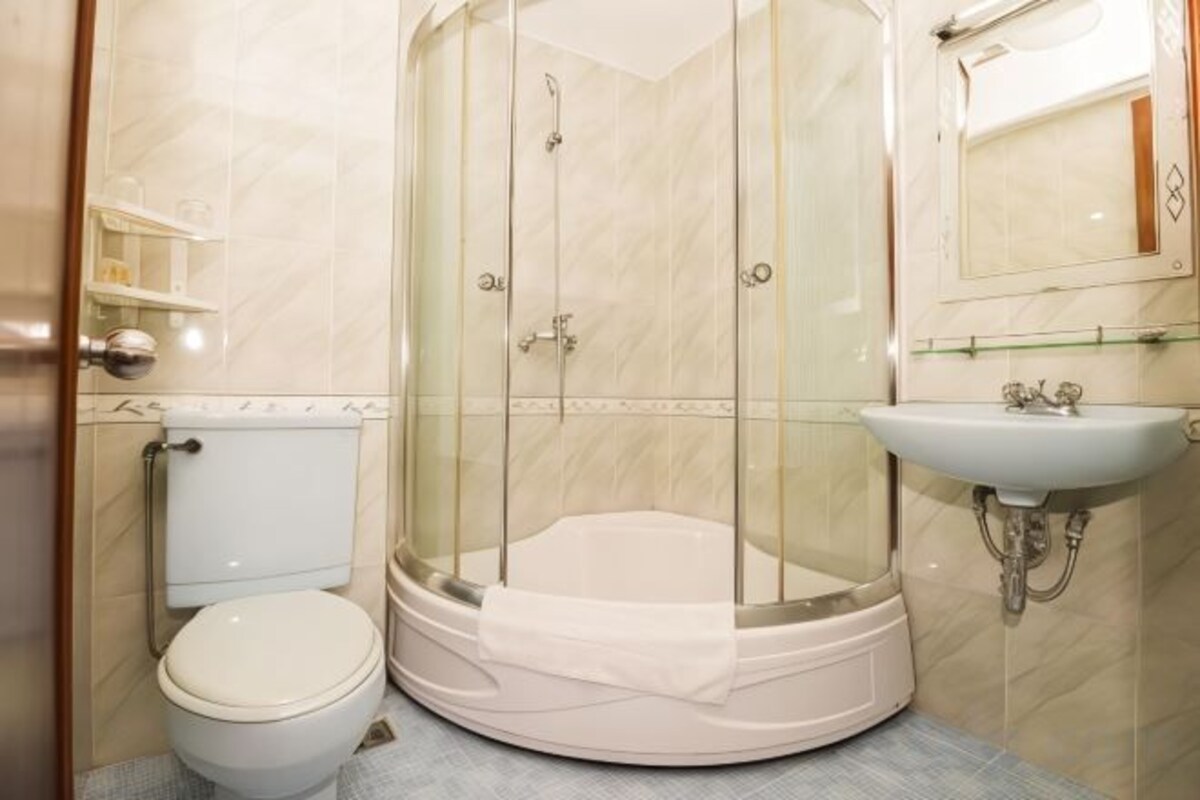 Baño | Amenidades de baño gratuitas, secadora de cabello, pantuflas, toallas