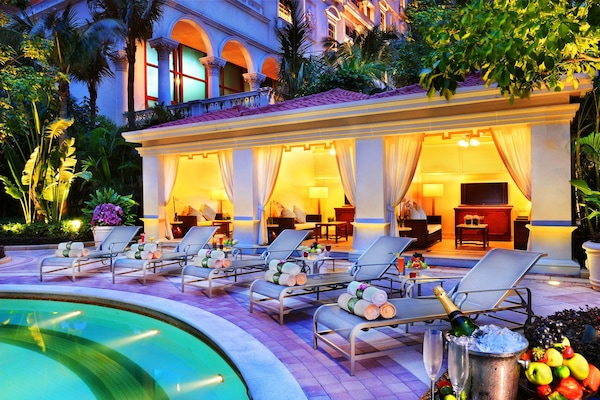 4 outdoor pools, open 8:00 AM to 8:00 PM, cabanas (surcharge)