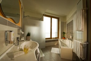 Comfort tweepersoonskamer, balkon | Badkamer | Milieuvriendelijke toiletartikelen, een haardroger, pantoffels