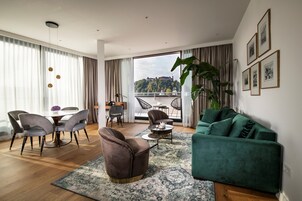 特色套房, 露台, 城市景观 | 起居区 | 32-厘米LED 电视 （配备有线频道）、电视