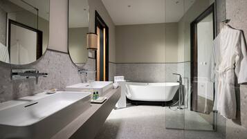 Suite Prestigio, Terraza, vista a la ciudad | Baño | Amenidades de baño ecológicas, secadora de cabello, pantuflas, toallas