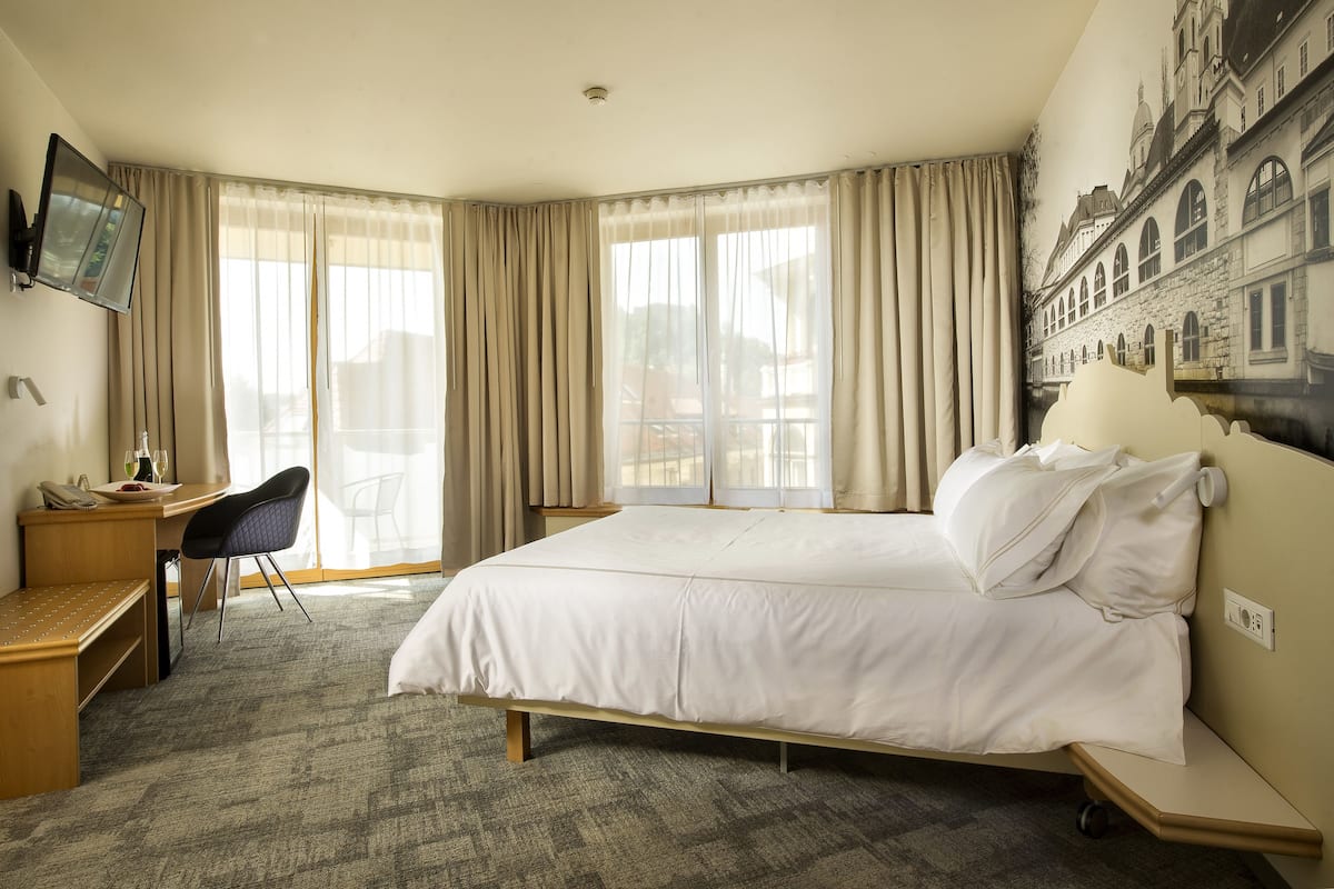 Comfort Double Room, Balcony | Minibar, in-room safe, desk, laptop workspace