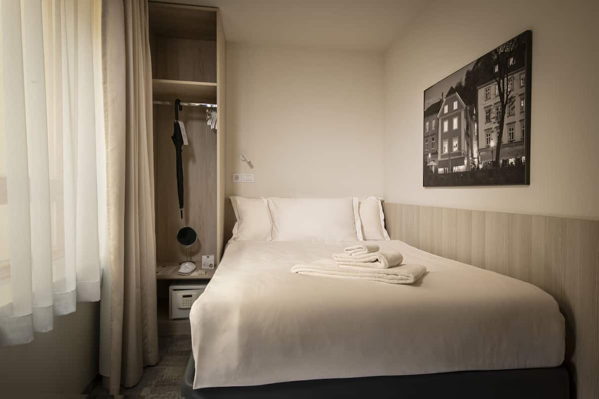 Single Room (Atrium View)