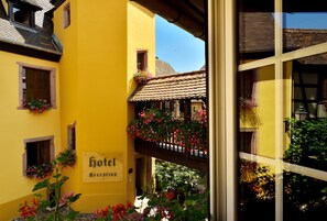 Courtyard - Hôtel l'Abbaye d'Alspach (Kaysersberg-Vignoble)