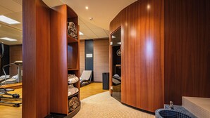 Une salle de bain moderne avec des meubles en bois, un porte-serviettes, un miroir et un espace douche.