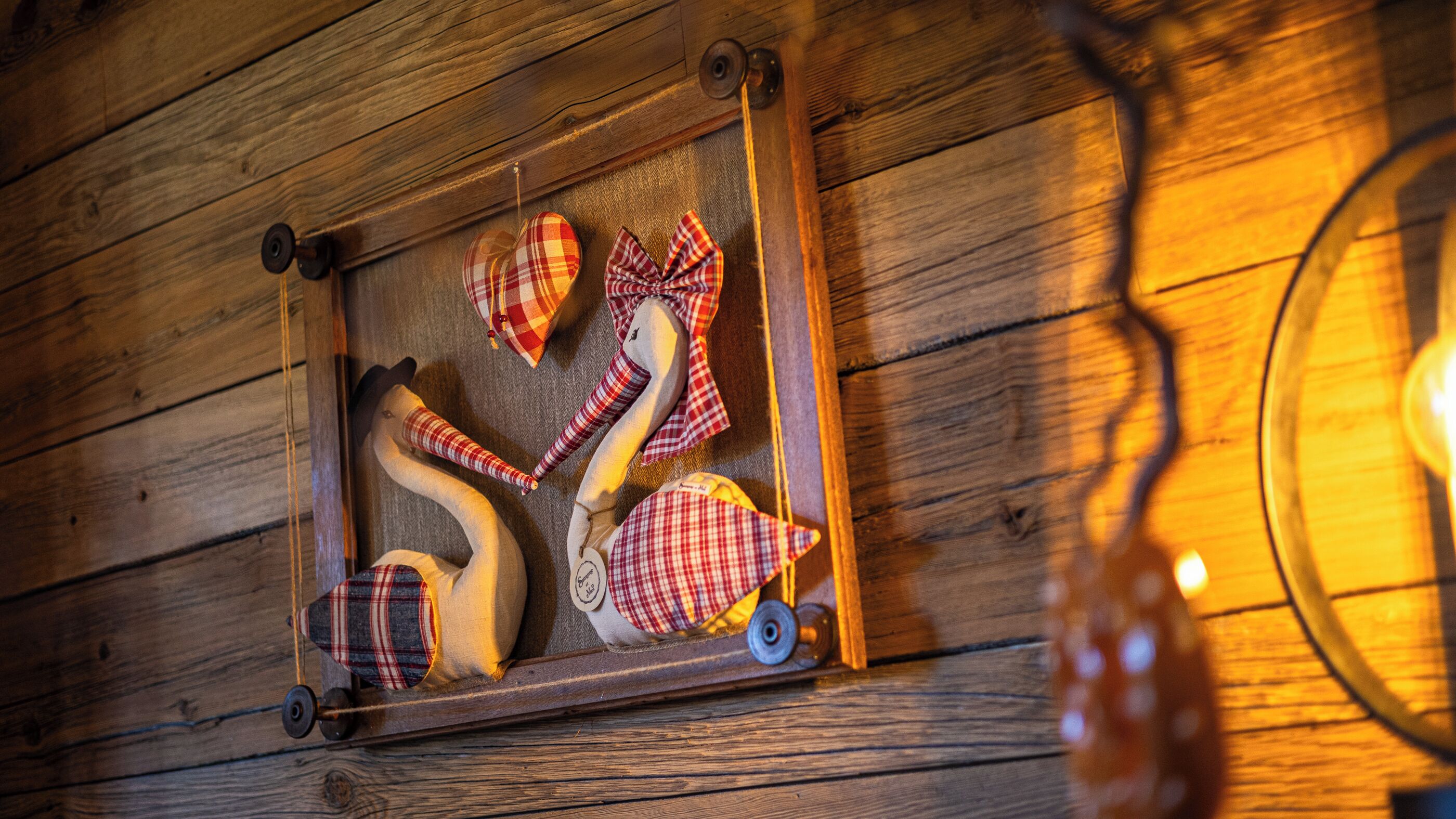 Een houten wand met een lijstobject met verschillende geruite items.