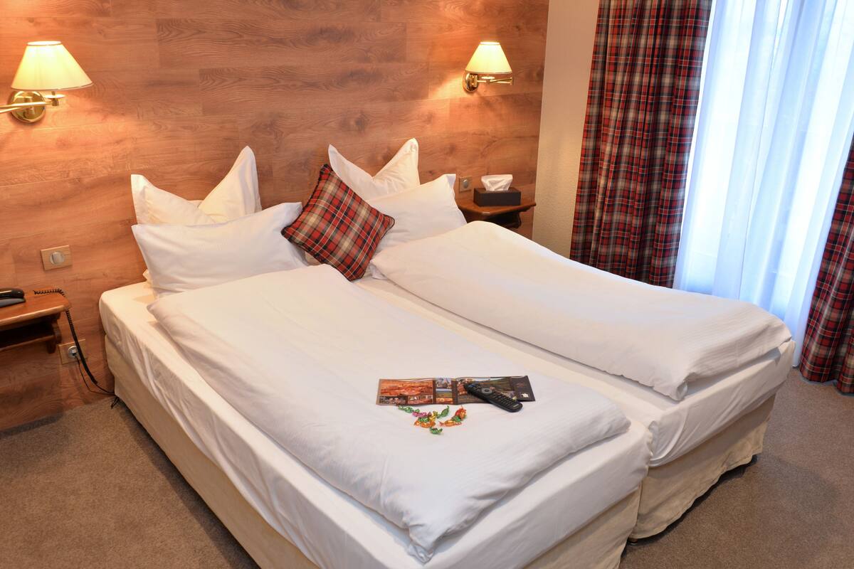 Classic Room | Minibar, desk, WiFi (free), bed sheets