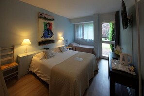 Cofres nos quartos, escrivaninha, quartos à prova de som