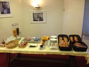 Daily continental breakfast (EUR 11.00 per person)