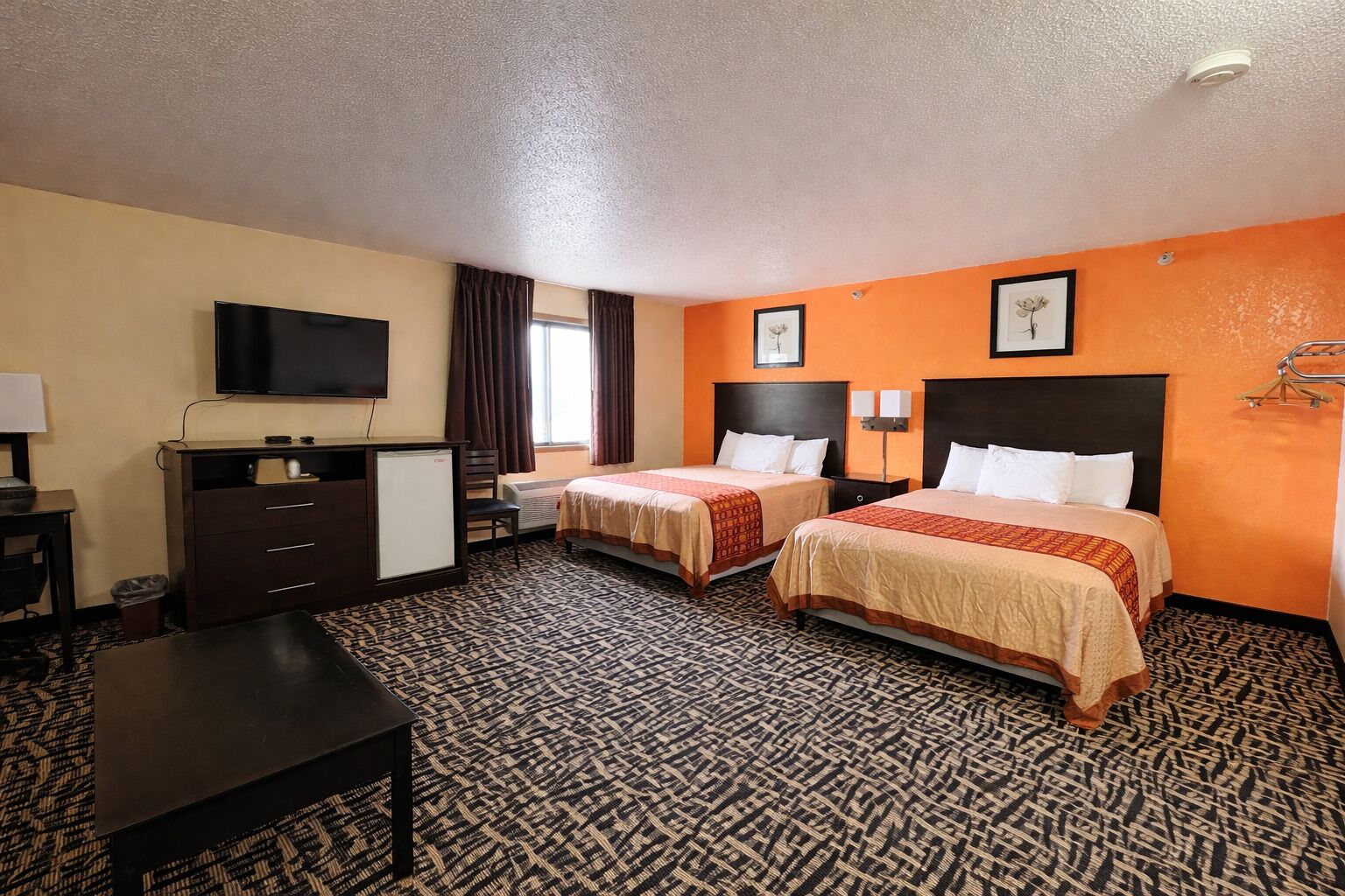 Suite, 2 queensize-senger, ikke-røyk, kjøleskap og mikrobølgeovn | Strykejern/-brett, wi-fi (inkludert), sengetøy og vekkerklokke