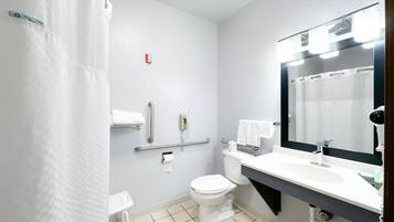 Habitación, 1 cama Queen size, con acceso para personas discapacitadas, para no fumadores | Baño | Regadera, amenidades de baño gratuitas, secadora de cabello, toallas
