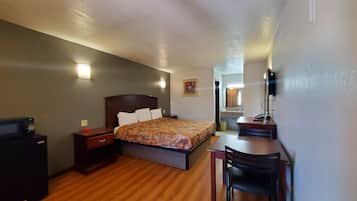 客房, 1 張特大雙人床, 吸煙房 | 書桌、筆電工作空間、熨斗/熨衣板、免費無線上網