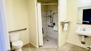 Un baño con inodoro, ducha y lavamanos.