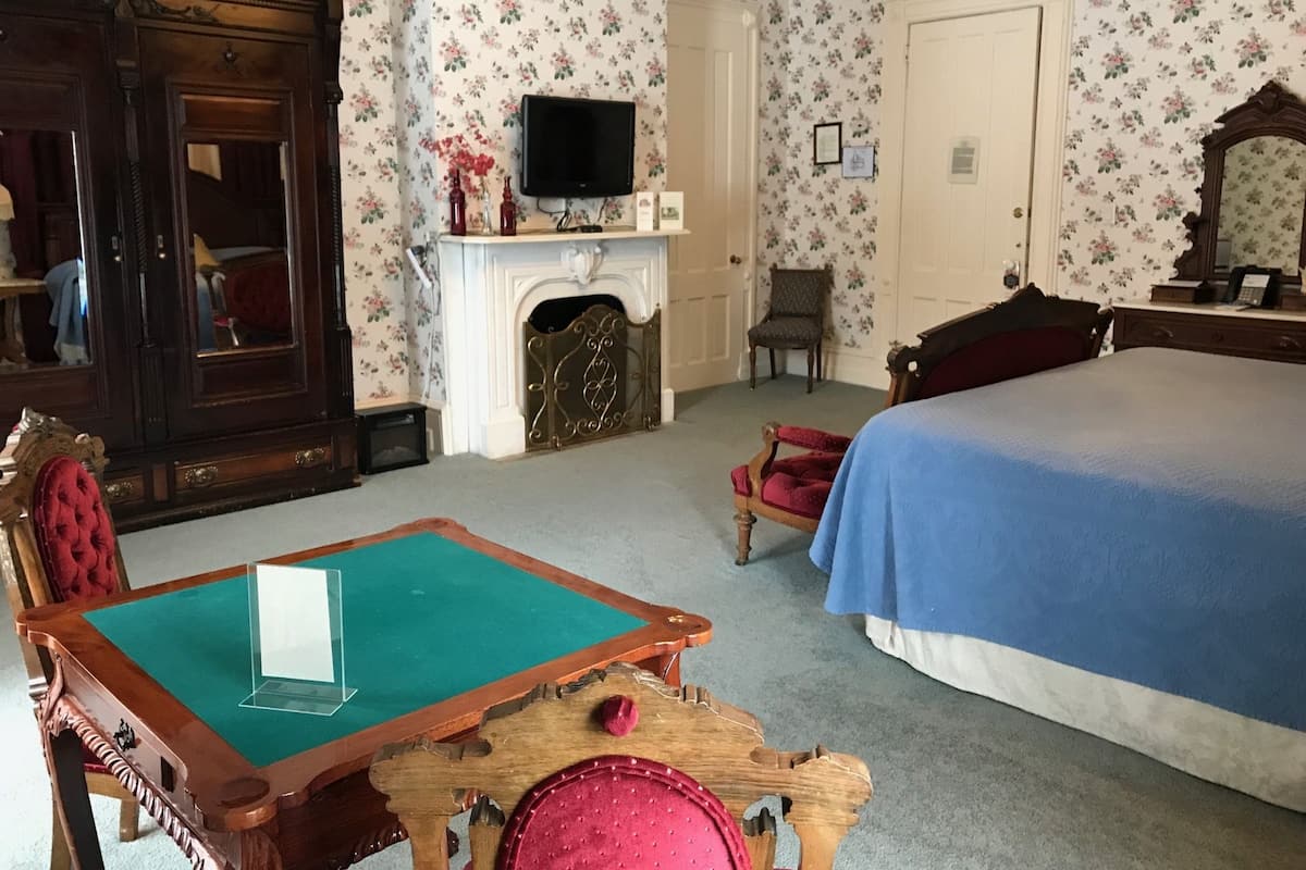 Chambre Deluxe, 1 trÚs grand lit (Catherine) | Literie de qualité, décor unique, ameublement unique