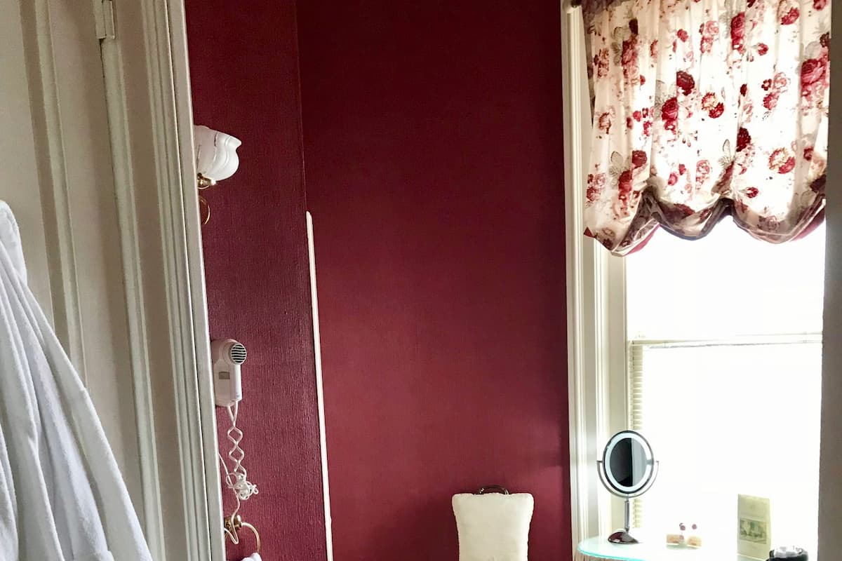 Chambre Standard, 1 grand lit, non-fumeur (McKinley) | Salle de bain | Articles de toilette (gratuits), séchoir à cheveux, peignoirs