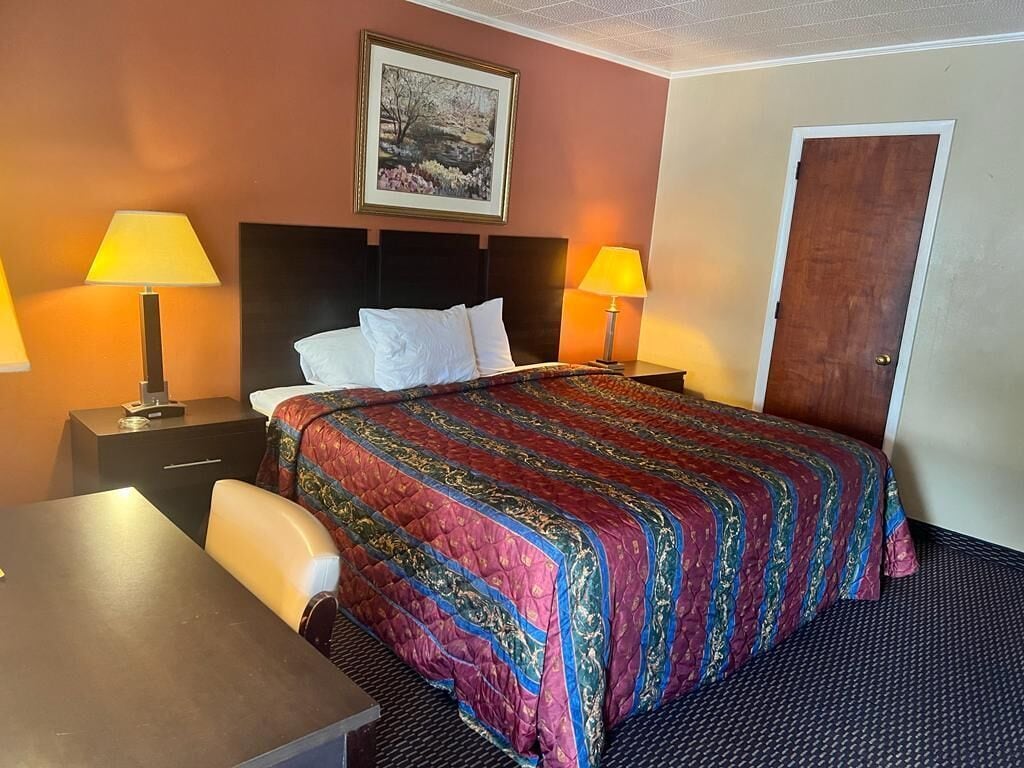 Standard Room, 1 Katil Raja (King), Smoking | Meja, seterika/papan seterika, katil lipat simpan/tambahan 