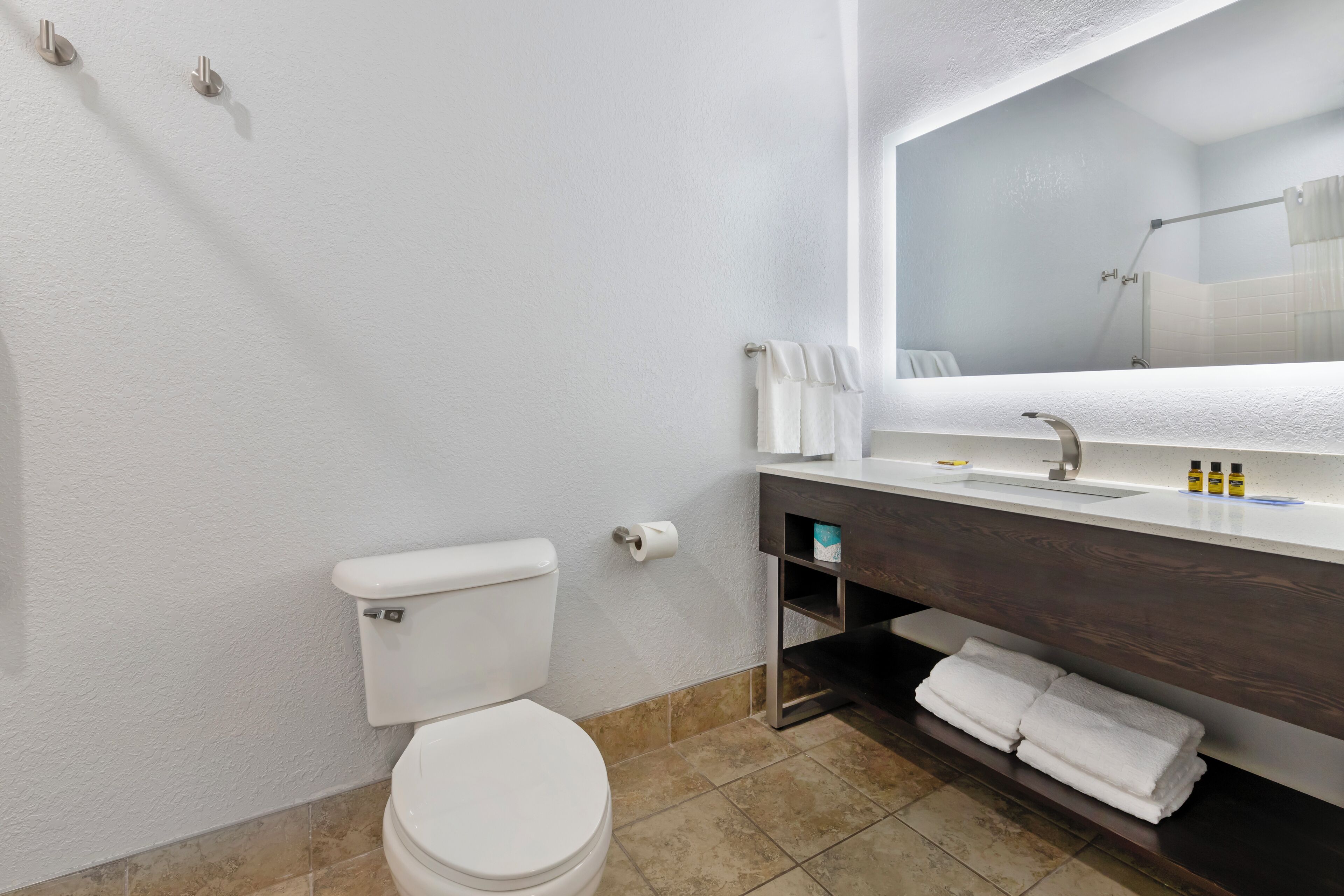 Værelse - 2 queensize-senge - ikke-ryger | Badeværelse | Gratis toiletartikler, hårtørrer, håndklæder, Sæbe