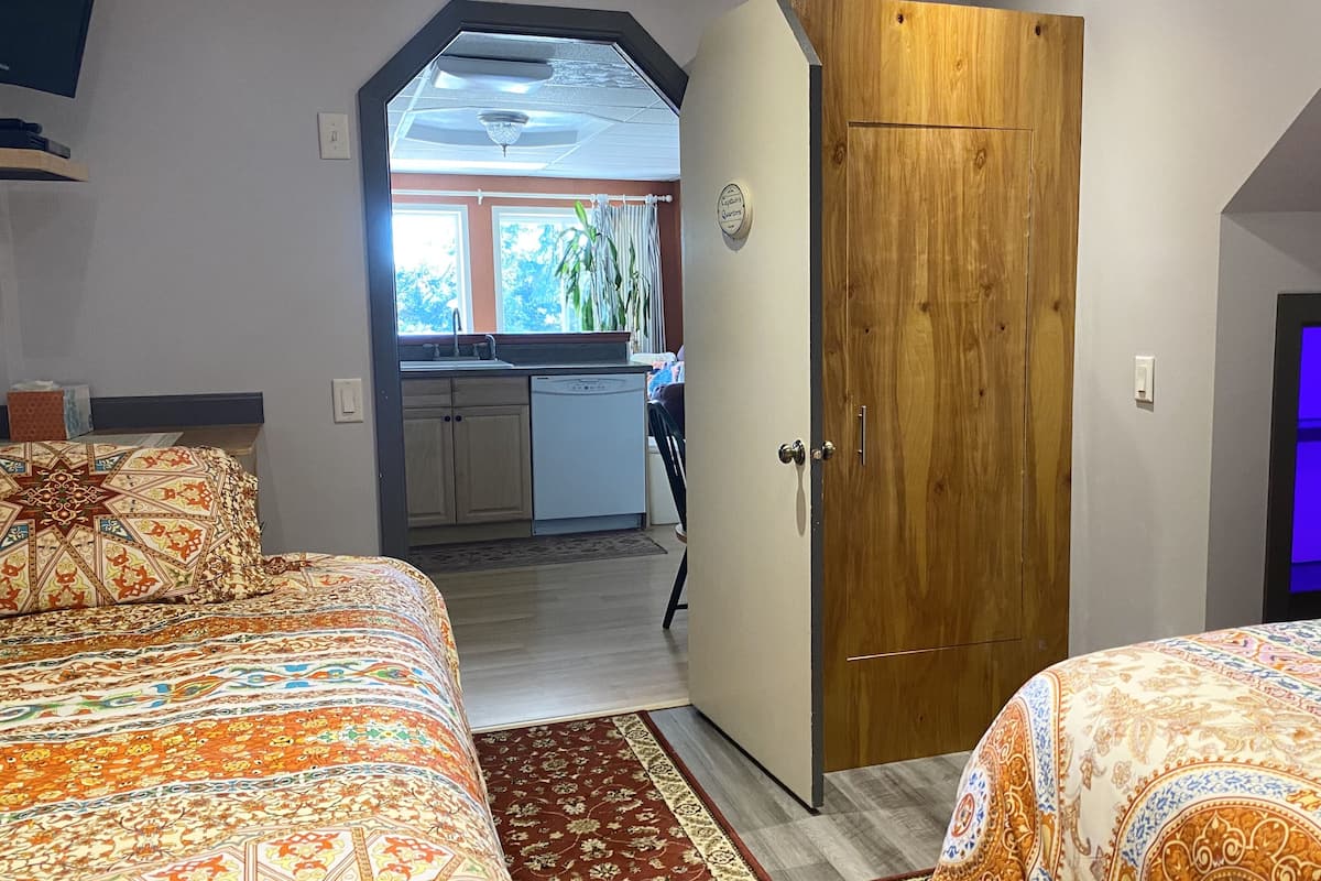 Apartamento, várias camas | Cortinas blackout, ferros/tábuas de passar roupa, Wi-Fi de cortesia