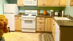 Portside | Private kitchen - Alaska Halcyon Heights Inn (Homer)