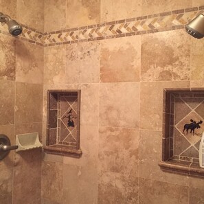The Quarterdeck | Bathroom shower - Alaska Halcyon Heights Inn (Homer)