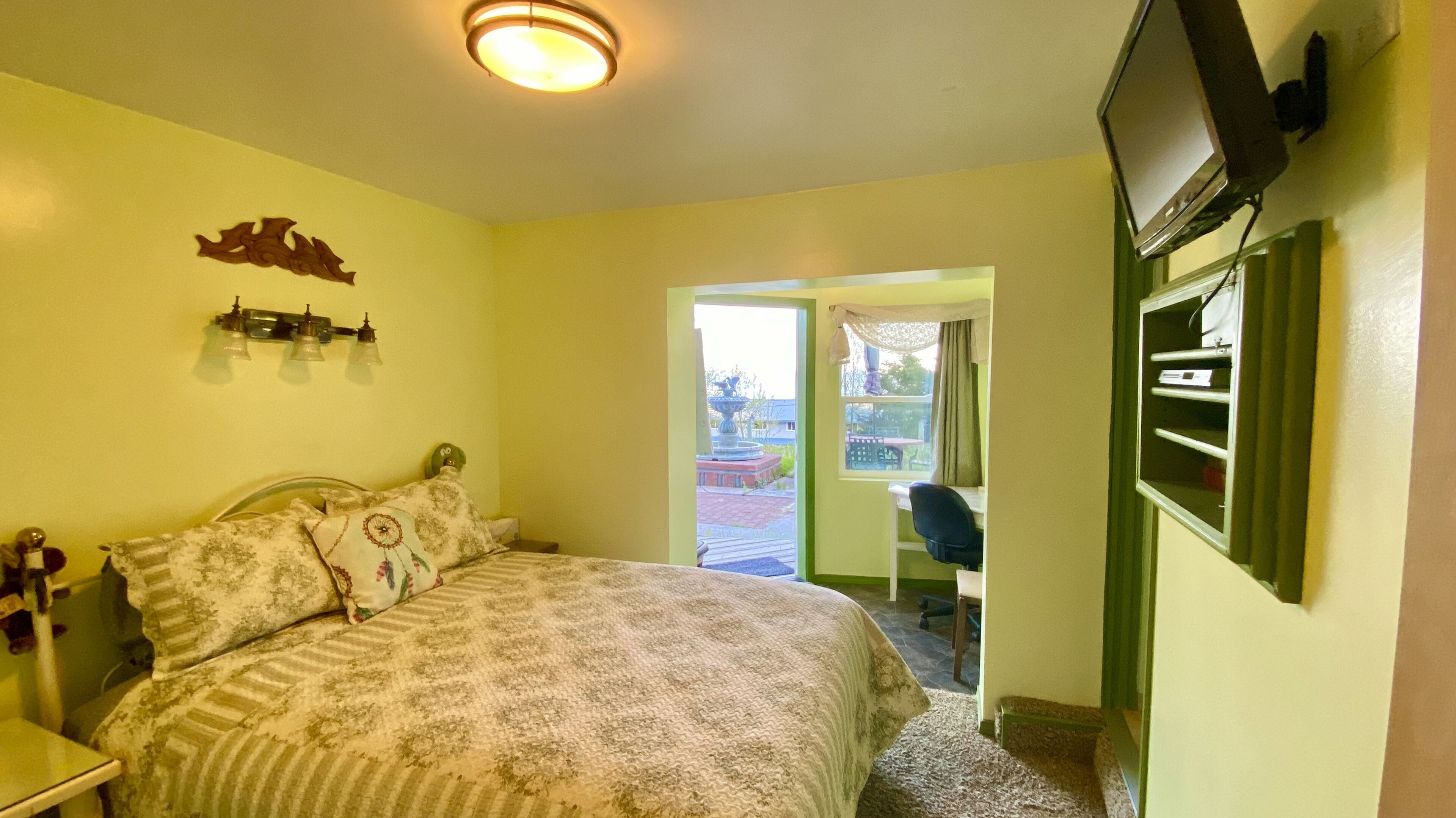 Starboard | Blackout drapes, iron/ironing board, free WiFi