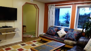 The Captain's Quarters - 1 Bedroom Apartment | Living room - Alaska Halcyon Heights Inn (Homer)